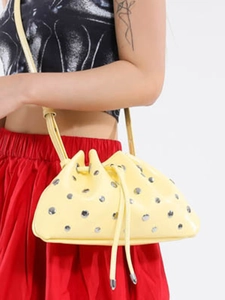 Sac seau jaune à cordon avec rivets argentés et longue bandoulière pour femme