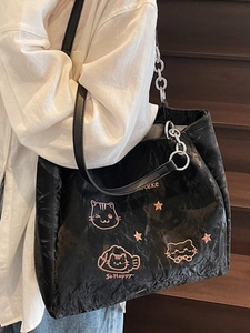 Schwarze Tragetasche mit süßem Katzenprint und eleganter Metallkette für Damen