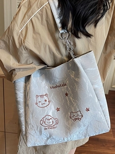Silberne Tragetasche mit Metallic-Falten, Katzenstickerei und Kettenriemen für Damen