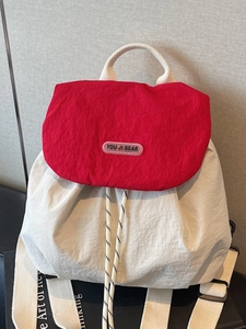 Zaino minimalista in nylon rosso e bianco con coulisse e design patchwork a contrasto