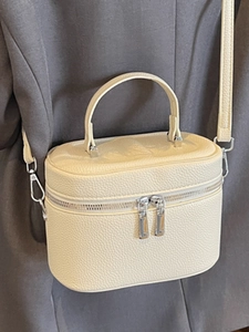 Sac seau beige chic, texture litchi, design cylindrique et détails métalliques argentés