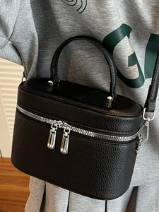 Sac seau chic en cuir grainé noir avec détails argentés et bandoulière amovible