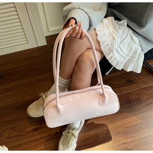 Detailed macro view of the light pink Boston bag with metal zipper and long handles