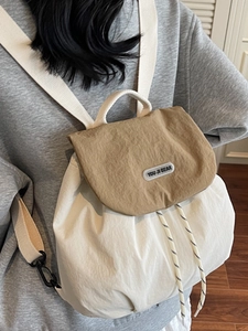 Zaino giapponese in nylon color-block con coulisse e logo You Ji Bear sulla patta