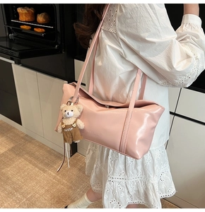 Borsa a tracolla in pelle lucida rosa con logo CLEAROK e ciondolo orsetto carino