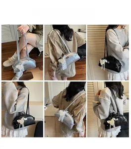Détails des sacs à bandoulière argent et noir avec nœud en dentelle et texture froissée
