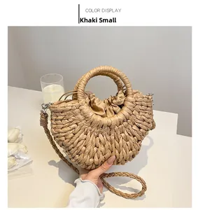 Détail du sac tressé kaki montrant la doublure à cordon et la bandoulière amovible