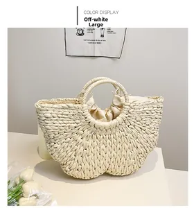 Détail d'un grand sac en paille crème avec doublure à cordon et base ondulée en pétales