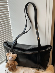 Borsa tote minimalista in pelle PU nera con goffratura e ciondolo a forma di orsetto