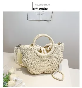 Détail du sac de plage tressé blanc crème avec anse ronde et pochette intérieure à cordon interne