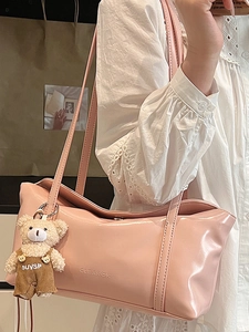 Elegante borsa squadrata in pelle lucida rosa con ciondolo a orsetto e spalline lunghe