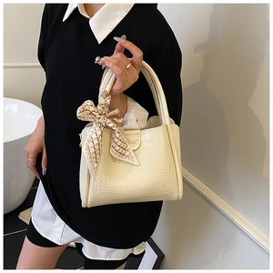 Détail du sac seau blanc crème avec texture crocodile et foulard en soie décoratif