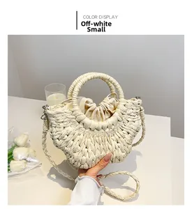 Détail du petit sac à main en paille blanc crème avec nœud et poignée tissée