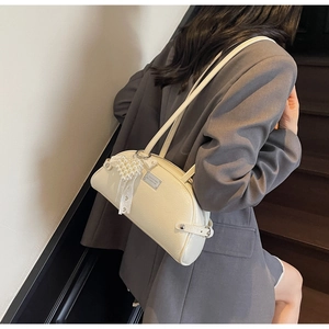 Sac à bandoulière chic crème avec détails en dentelle et breloque cœur en perles