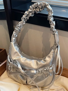 Silberne Metallic-Unterarmtasche mit Scrunchie-Griff und modischer Schleife für Damen