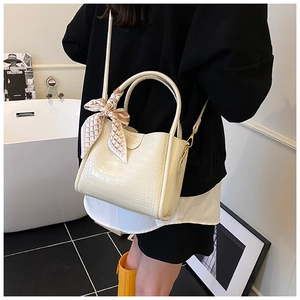 Détail d'un sac cabas blanc crème à motif crocodile avec foulard en soie et bandoulière