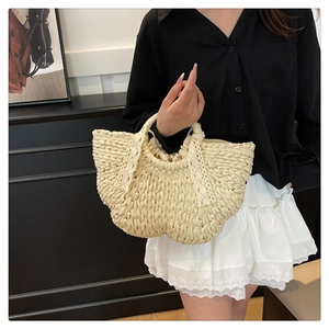 Détail du sac à main tissé avec poignées en dentelle et doublure intérieure à cordon