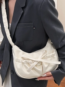 Weiße Halbmond-Schultertasche mit Falten, Schleifendetail und glänzendem Finish