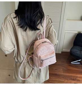 Mini sac à dos rose avec strass brillants et bretelles réglables porté par mannequin