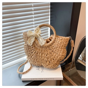 Détails d'un sac en paille tressée avec nœud en dentelle et doublure à cordon