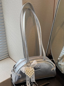 Sac à épaule argenté métallisé pour femme avec breloque cœur en dentelle chic