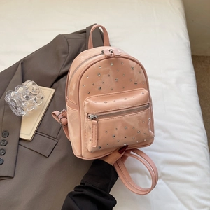 Détails du mini sac à dos en cuir verni rose orné de strass argentés étincelants