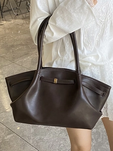 Minimalist brown leather tote bag for women showing a stylish over-the-shoulder look