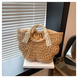 Détail du sac à main en paille tressée avec ruban en dentelle et doublure à cordon