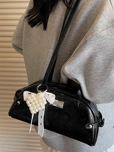 Sac à épaule chic noir en cuir verni avec nœud en dentelle et breloques perles