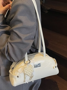 Sac sous l'aisselle blanc cassé avec nœud en dentelle et pendentif cœur en perles
