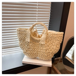 Détail du sac cabas en paille tissée avec poignée en dentelle et doublure à cordon