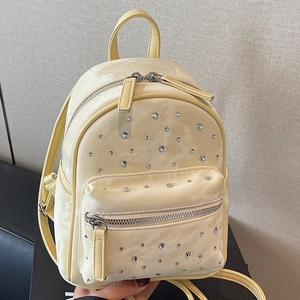 Mini sac à dos mode en cuir PU beige orné de strass brillants avec des bretelles réglables