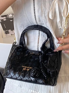 Sac seau chic en cuir tressé noir avec chaîne dorée et fermeture à cordon coulissant