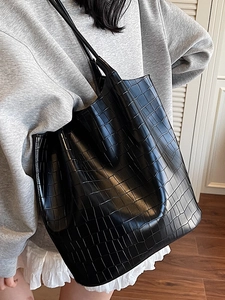 Minimalist black crocodile pattern tote bag with large capacity and shoulder strap