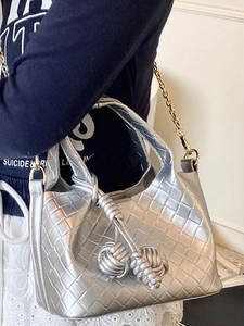 Sac seau tressé argenté avec bandoulière chaîne et nœud décoratif pour un look d'été chic