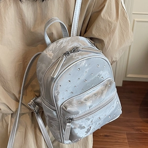 Mini sac à dos argenté avec strass et texture marbrée métallique pour femmes