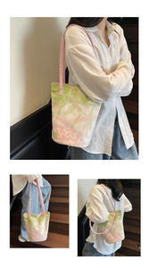 Détail d'un grand sac cabas en toile avec imprimés floraux abstraits rose et vert