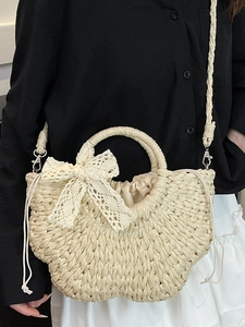 Sac demi-lune en paille tressée crème avec nœud en dentelle et bandoulière amovible