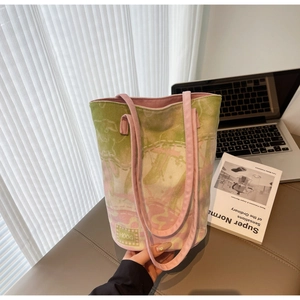 Détail du sac cabas en toile avec imprimé abstrait vert et rose et anses roses