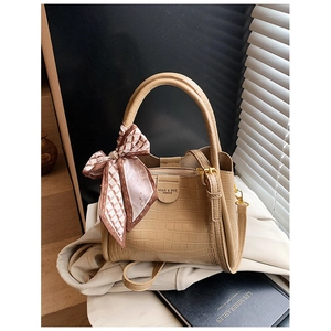 Sac seau femme beige à motif crocodile avec foulard décoratif et bandoulière réglable