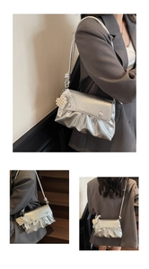 Sac bandoulière argenté plissé avec breloque cœur en perles et texture métallique