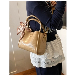 Sac seau élégant beige à motif crocodile pour femme avec foulard en soie décoratif