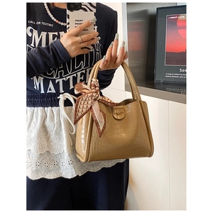 Sac seau camel clair en simili crocodile avec foulard en soie et plaque logo