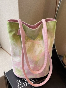 Sac fourre-tout en toile florale avec bandoulières roses et logo HOOG en scène