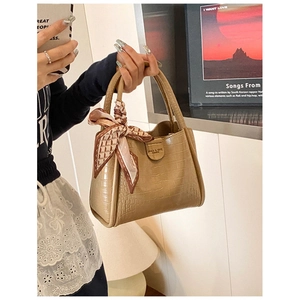 Sac seau classique marron clair à motif crocodile avec foulard décoratif sur la poignée