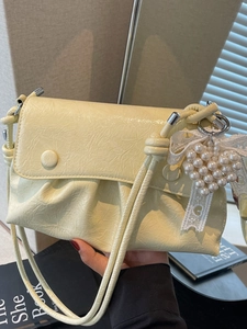 Sac bandoulière en cuir plissé beige avec charme coeur en perles et ruban dentelle