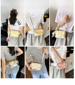 Détails des mini sacs tressés en plusieurs couleurs avec breloque dentelle et nœuds