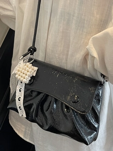 Sac bandoulière noir plissé élégant avec breloque perle en cœur et dentelle chic