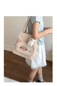 Detailansicht der cremefarbenen Canvas-Tasche mit Katzen-Toast-Print und Plüschbär