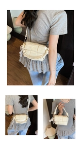 Détails du sac bandoulière tressé crème avec pendentif en dentelle perle et nœuds
